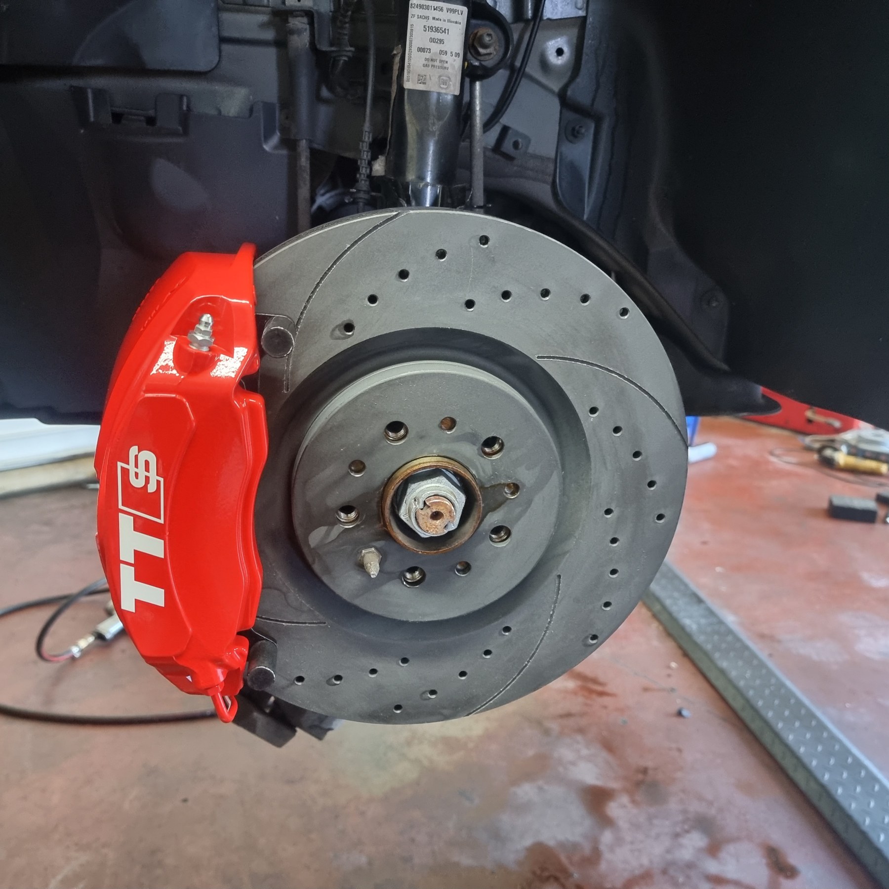 HyperBrake Motorsport Front 4pot Big Brake Kit without calipers for Fiat 500L for Ate 4pot Calipers from Audi A4 B9 and monoblock brake discs 330x32mm - Image 4